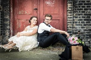 Bryllupsbillede af brudepar foran dør