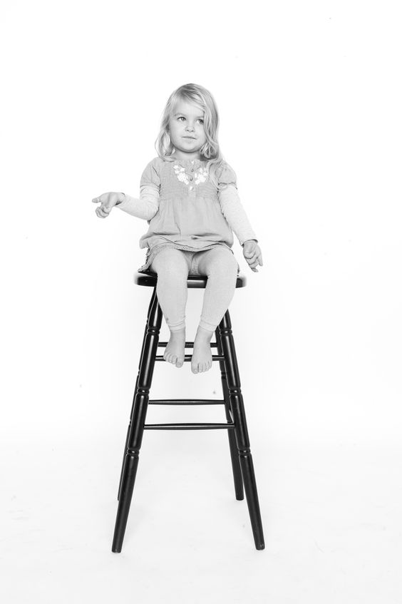 Portrætfoto af pige på stol